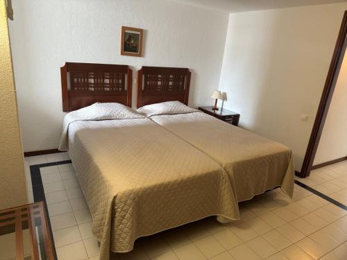 Ένα ή περισσότερα κρεβάτια σε δωμάτιο στο Apartamentos Do Parque