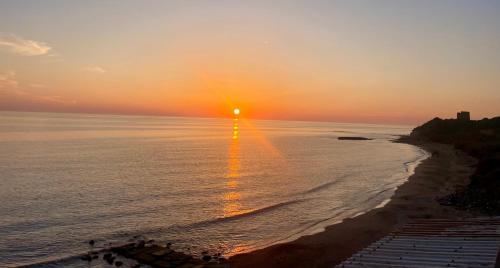 a sunset over the ocean with the sun setting at VILLA BELVEDERE Seaview Apartments - Relax a due passi dal mare in Anzio
