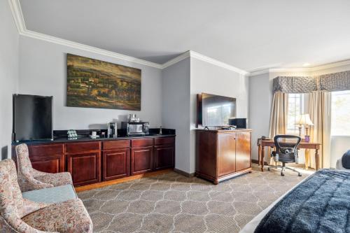 a hotel room with a bed and a desk at Villa Montes Hotel in San Bruno