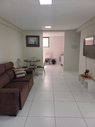 a living room with a couch and a table at Na Orla de Petrolina, ar condicionado e elevador in Petrolina