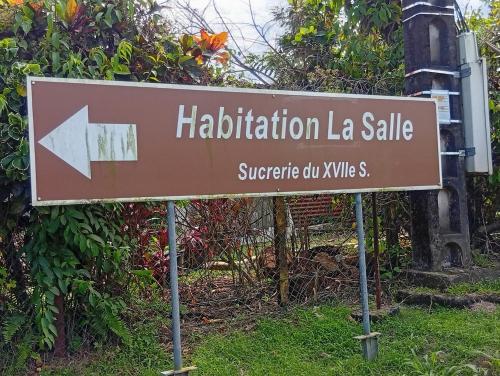 a sign for a halilitation la sale street sign at Les Bromélias chez Djo et Rosy in Sainte-Marie