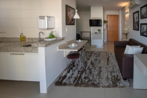 Η κουζίνα ή μικρή κουζίνα στο Flat inteiro Ônix Bueno