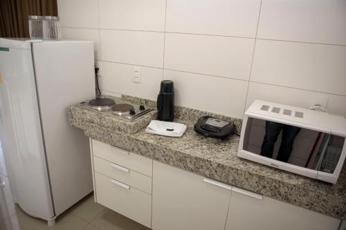 Η κουζίνα ή μικρή κουζίνα στο Flat inteiro Ônix Bueno