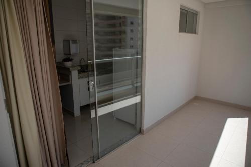 Η κουζίνα ή μικρή κουζίνα στο Flat inteiro Ônix Bueno