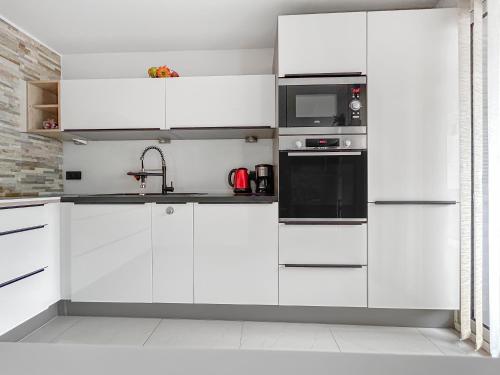 Η κουζίνα ή μικρή κουζίνα στο Escapade à Nice - T2 lumineux avec balcon & clim