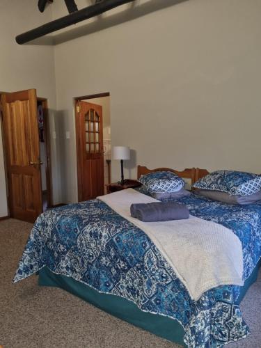 Ένα ή περισσότερα κρεβάτια σε δωμάτιο στο Kudu Crescent Guesthouse