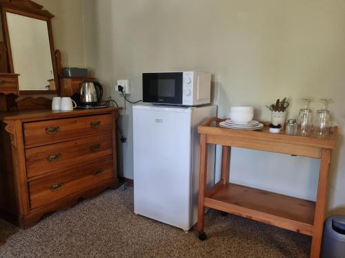 Η κουζίνα ή μικρή κουζίνα στο Kudu Crescent Guesthouse