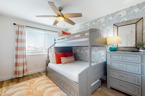 una camera con letto a castello e specchio di Oceanfront condo with direct beach access, shared pool, tennis a Fort Matanzas