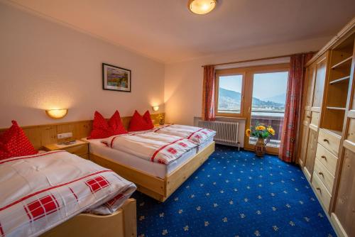 ein Hotelzimmer mit 2 Betten und einem Fenster in der Unterkunft Appartement Knapp in Wald im Pinzgau