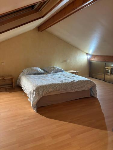 une chambre avec un lit et un parquet dans l'établissement Large house near Parc des Expositions cdg, à Sevran