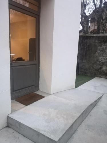 a entrance to a house with a door at appartement cosy sur Condrieu in Condrieu
