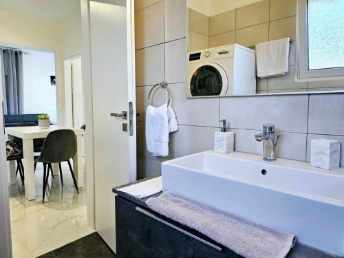 bagno bianco con lavandino e forno a microonde di Dream Luxury Suites & Apartment Pastida a Pastida