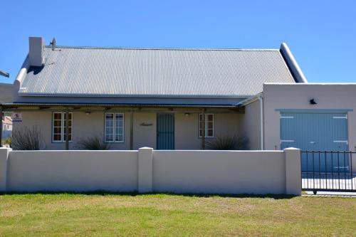 een wit hek voor een huis bij Sea Cottage on Julia in Franskraalstrand