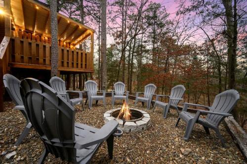 un groupe de chaises assises autour d'un foyer extérieur dans l'établissement Sarah's Hideaway-Hot Tub Firepit & BBQ, à Stephens Gap