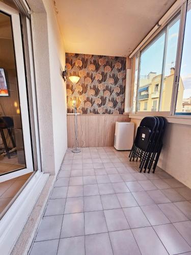 - un balcon avec des chaises et une fenêtre dans un bâtiment dans l'établissement Plages,Palais des Festivals,Port,Zone piétonne,Suquet, à Cannes