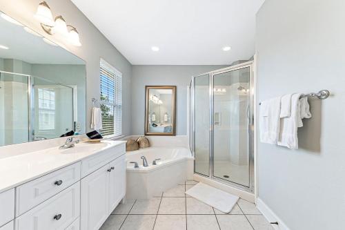 Un baño con bañera, ducha y lavabo. en Casa Playa, en Gulf Highlands