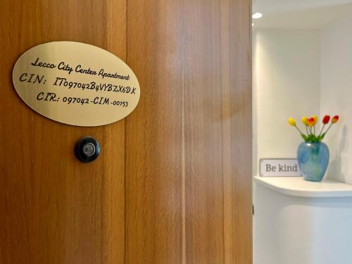 una puerta con una pegatina con un jarrón de flores en Lecco City Center Apartment, en Lecco