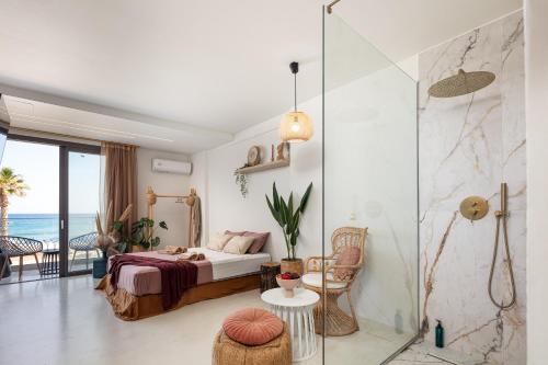 Ένα μπάνιο στο Akasha living by the sea