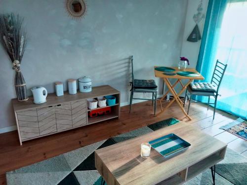 - un salon avec une table basse dans l'établissement Chambre d'hôte avec salle de bain cosy au coeur du marais de Longeville-sur-mer, à Longeville-sur-Mer