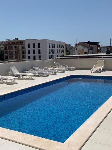 una piscina en la azotea de un edificio en Stan 15, en Dobra Voda