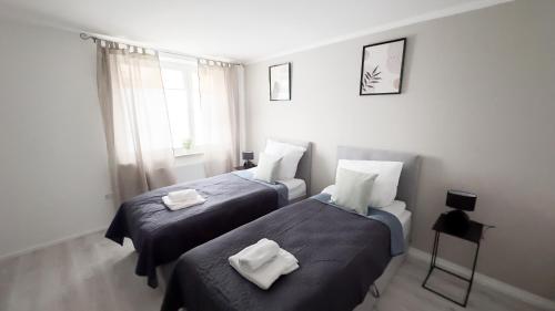 a bedroom with two beds with towels on them at 2 ZKB-3OG oder 3 ZKB-UG im Zentrum zw Rathaus und Dom in Augsburg