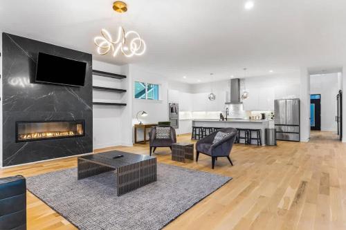 sala de estar con chimenea y cocina en Charlotte's Modern Luxe Home - Your Stylish Haven, en Charlotte