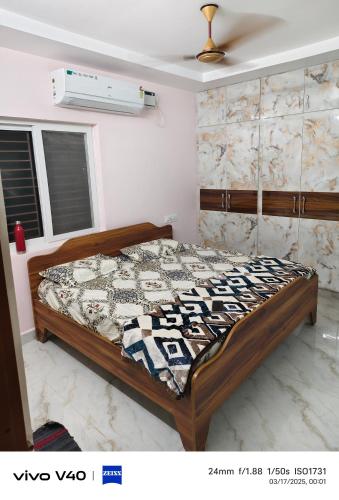 ティルパティにあるAJ srinivasa HOMESTAYの部屋にベッドがある寝室