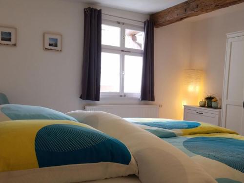 Ένα ή περισσότερα κρεβάτια σε δωμάτιο στο to the lakeside promenade