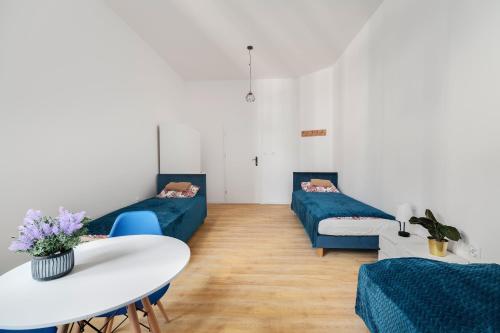 una sala de estar con dos camas y una mesa en Centrum 2 Łódź 7 Próchnika21, en Łódź