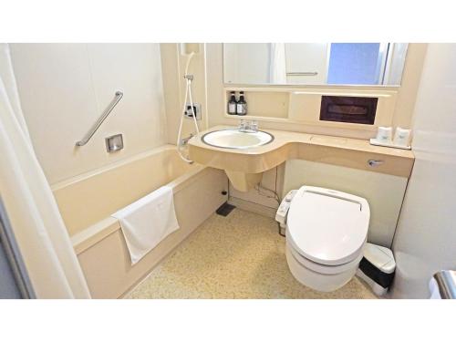伊勢市にあるHotel Area One Ise Inter - Vacation STAY 38393vのトイレと洗面台のある小さなバスルーム