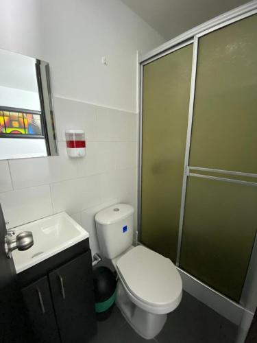 Un baño de Destino Nómada Calle 11 n 1-38