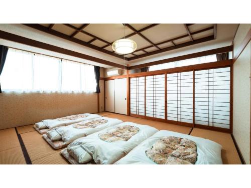 伊勢市にあるHotel Area One Ise Inter - Vacation STAY 38408vの窓付きの部屋(ベッド4台付)