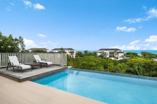 Πισίνα στο ή κοντά στο Villa TreeHaus Paradise Overlooking Grace Bay