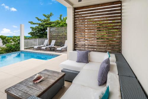 Πισίνα στο ή κοντά στο Villa TreeHaus Paradise Overlooking Grace Bay