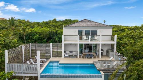 Πισίνα στο ή κοντά στο Villa TreeHaus Paradise Overlooking Grace Bay