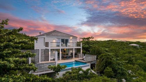 Πισίνα στο ή κοντά στο Villa TreeHaus Paradise Overlooking Grace Bay