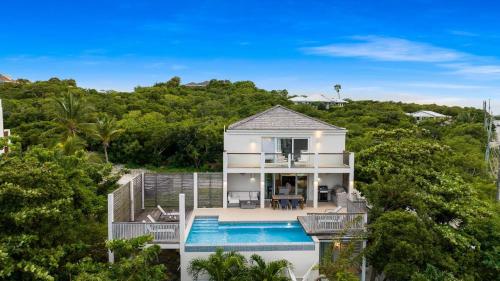 Πισίνα στο ή κοντά στο Villa TreeHaus Paradise Overlooking Grace Bay