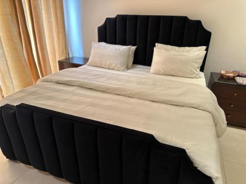 Postel nebo postele na pokoji v ubytování NEW 1 Bed Studio heart of Lahore l Kalma Chowk l Indigo Boutique Apartments