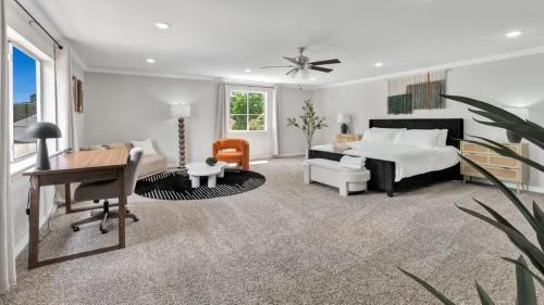 ダラスにあるModern Luxury Minutes from Downtown Dallasのベッドと机とテーブルのある寝室