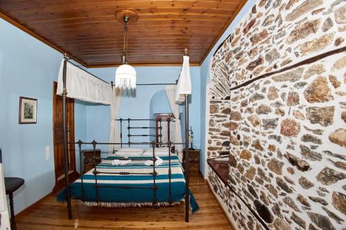 Postel nebo postele na pokoji v ubytování TERPOU StoneHouse and Suites "StoneHouse"