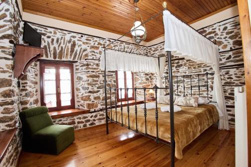 Postel nebo postele na pokoji v ubytování TERPOU StoneHouse and Suites "StoneHouse"