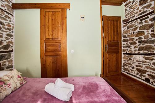 Postel nebo postele na pokoji v ubytování TERPOU StoneHouse and Suites "StoneHouse"