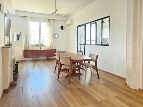 une salle à manger avec une table et des chaises en bois dans l'établissement Seduisant 3 chambres avec vue sur le Vieux-Port et proche du Panier, à Marseille