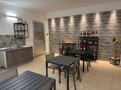 een restaurant met 2 tafels en een keuken met een aanrecht bij B&B Melissa in Noto