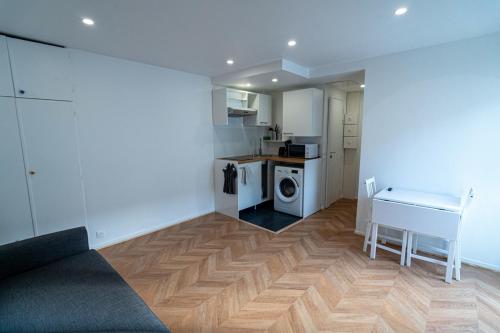 un salon avec une table et une cuisine dans l'établissement Little Sacré-Coeur Nest !, à Paris