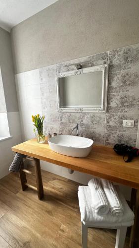 a bathroom with a sink and a mirror at Il Sogno di Elisa Country House in Calosso