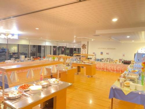Una cafetería con mesas llenas de comida y pasteles. en Hotel Tetora Resort Tateyama Kokusai - Vacation STAY 45300v, en Tateyama