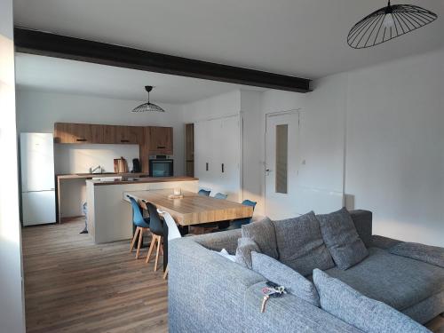 un salon et une cuisine avec un canapé et une table dans l'établissement Nouveau sur Ax-les-Thermes, Grand appartement de 118m à 5 min du centre-ville, à Ax-les-Thermes