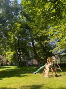 - une aire de jeux avec une échelle et un toboggan dans un parc dans l'établissement Les Platanes, à Raucoules