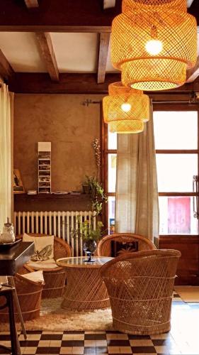 - un salon avec des chaises, une table et un lustre dans l'établissement Les Platanes, à Raucoules